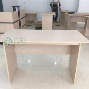 Bàn làm việc nhân viên 1.2 x 0.6m (CHÂN GỖ) không hộc mới 100% (B400)