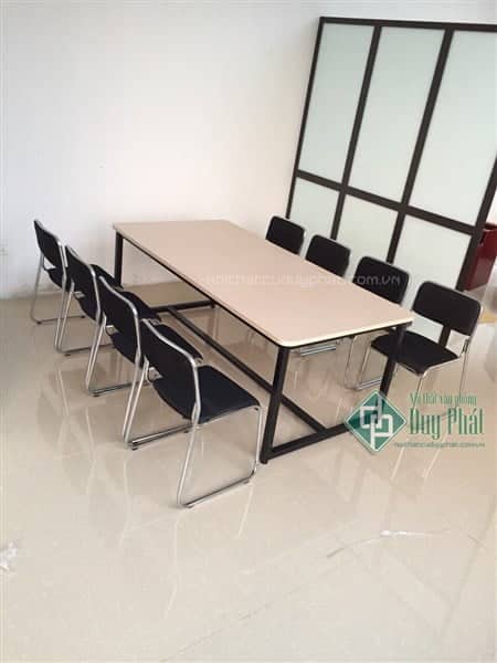 Bàn họp Thuận Giao thiết kế đơn giản, phù hợp không gian văn phòng