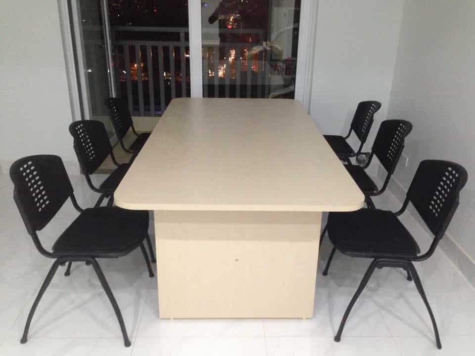 Bàn họp Long Hòa vân sồi dài 3m, thiết kế gọn gàng, hiện đại